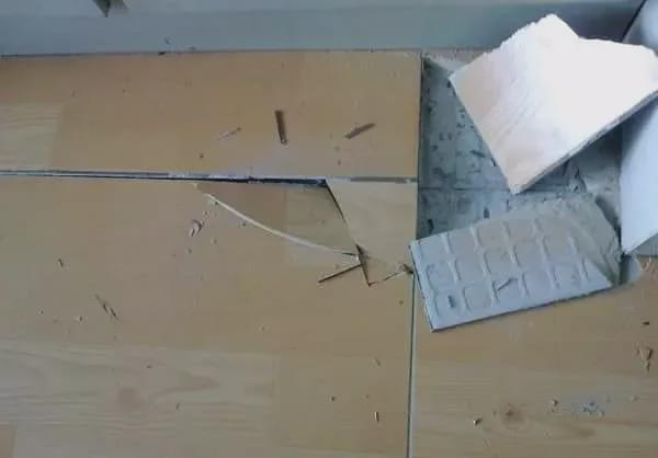 墙砖翘起来了怎么回事啊(墙砖翘起来了怎么回事啊图片)