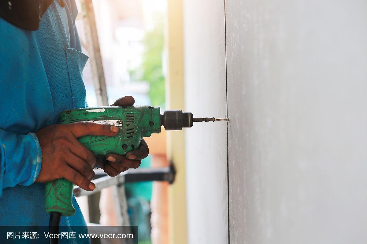 墙砖上打孔方法视频教程(墙砖上打孔方法视频教程图解)