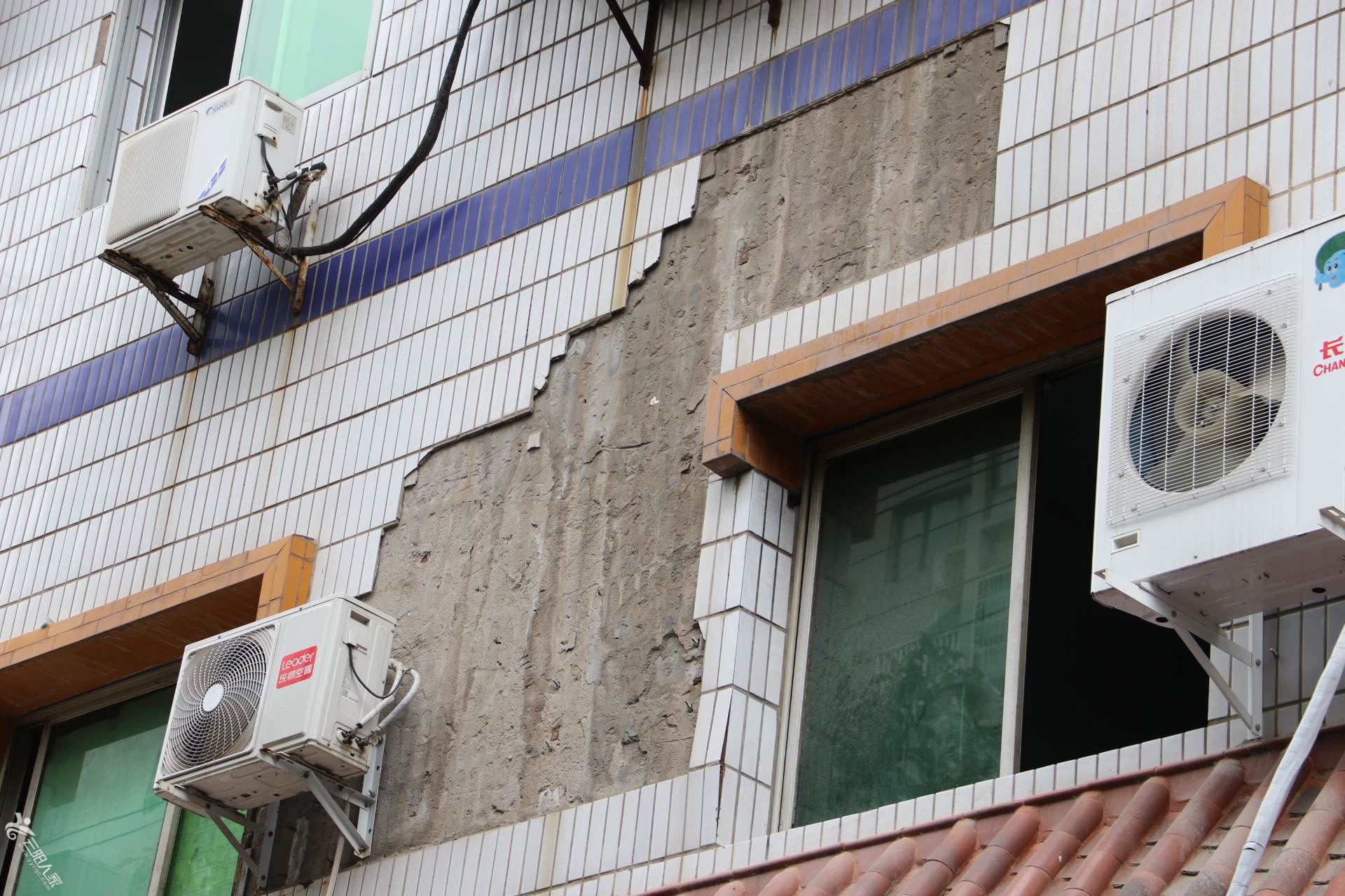 瓷砖脱落前有哪些表现(瓷砖脱落会会有什么安全隐患)