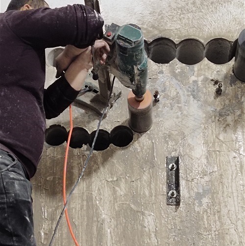墙砖上钻孔(墙砖钻孔用什么电钻好)