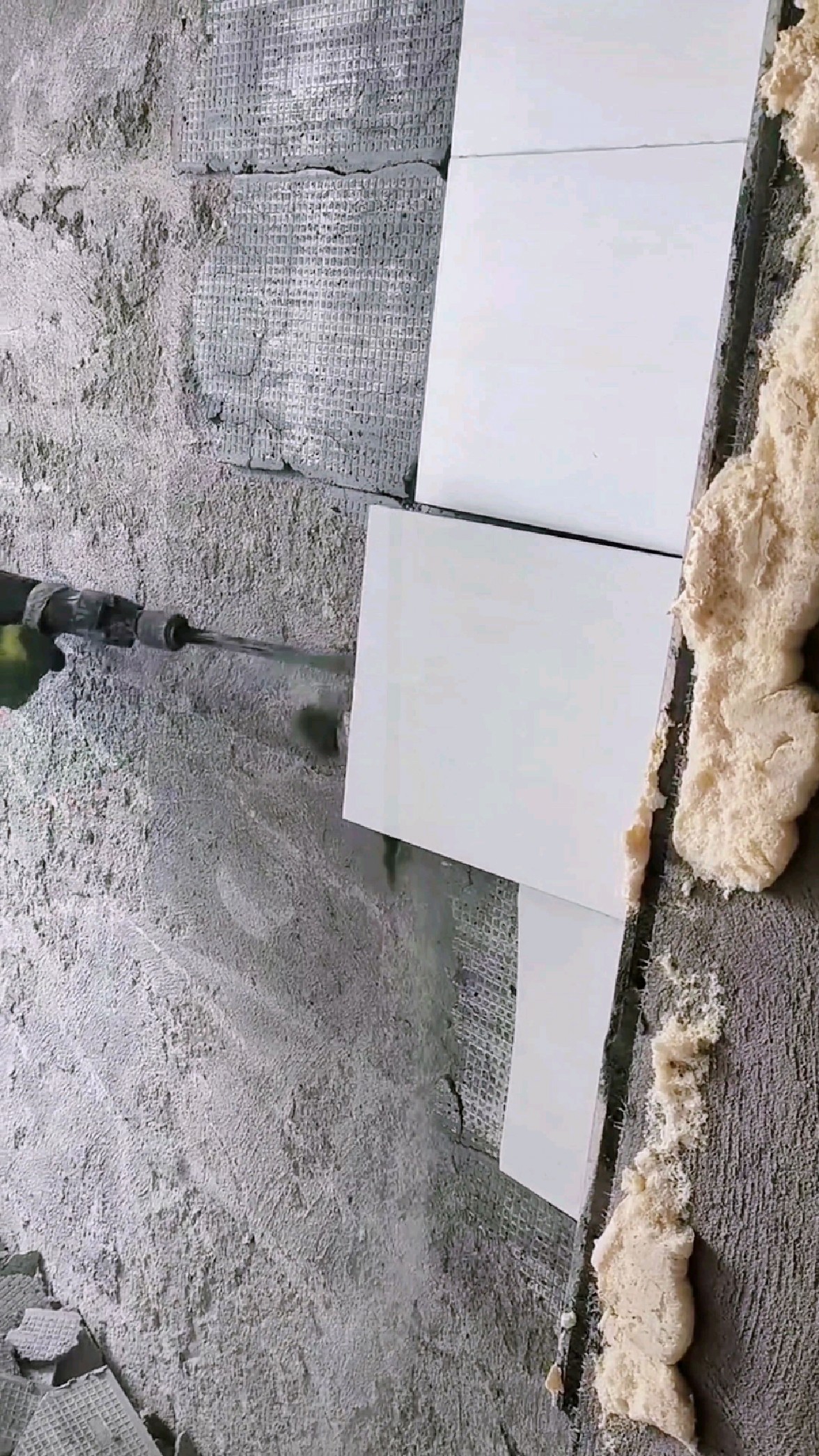 墙壁瓷砖空鼓是什么原因造成的(墙壁瓷砖空鼓是什么原因造成的呢)